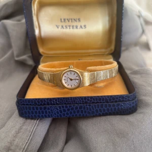 Klocka - Jättefin stilren klocka från Certina, vintage modell och är i fint skick! Den går inte för tillfället men med ett batteribyte så ska den gå som vanligt💕