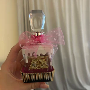 Juicy Couture Viva La Juicy Sucré parfym - Supergullig parfymflaska från Juicy Couture, Viva La Juicy Sucré. Parfymen är använd några gånger, ca 45 ml kvar.