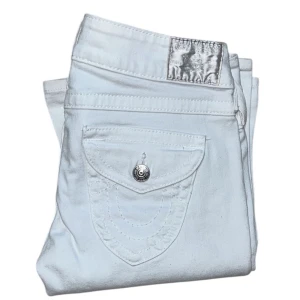 True Religion jeans - Lågmidjade flared True Religion jeans. Liten fläck (bild 3) W28 [Ytterbenslängd 105cm] [Innerbenslängd 87cm] [Midja 38cm] [Benöppning 25cm]