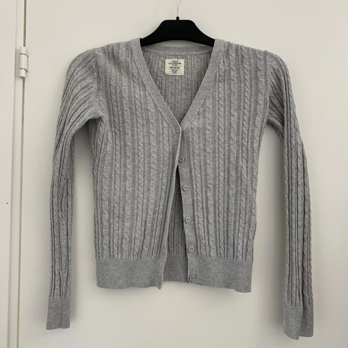 Grå kabelstickad kofta från H&M L.O.G.G.