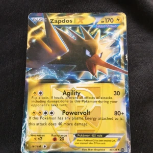 Zapdos EX - Coolt Pokémonkort med Zapdos EX från Team Plasma! Perfekt för samlare och dig som vill boosta din lek med en legendarisk el-Pokémon. Kortet har snygg design och är ett måste för alla Pokémonfans.