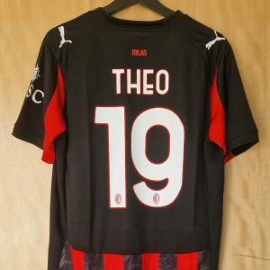 Theo Hernandez forbollströja Milan 25-26 - Theo Hernandez Milan repIika fotbollströja 25-26. Helt ny med tag. Storlek: Medium