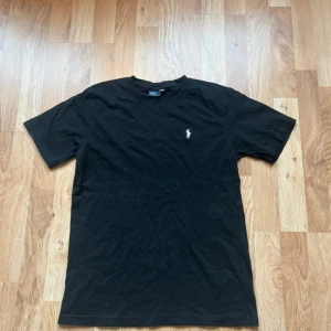 Ralph lauren T-shirt  - Ralph lauren T-shirt svart perfekt till sommaren!🍋                                                                Tröjan är helt ny och har prislappen kvar!                   Skicka till mig vid frågor om tröjan eller om du vill ha fler bilder!