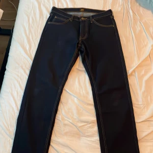 Lee jeans - Säljer dessa Lee jeans i väldigt snygg färg eftersom jag tyckte dom va lite små för mig. Dom är i storlek W31 L30. Jag köpte dom på Boozt för 800kr för ungefär 2 veckor sen.  Kvitto finns om det behövs. Jätte snygga faktiskt ska nog köpa samma fast lite större.