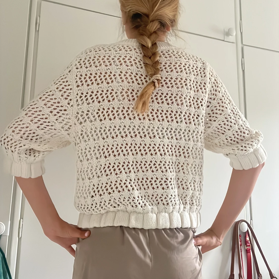 Vit stickad tröja med hålmönster - 1