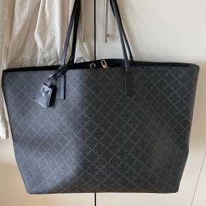 By Malene Birger  - Stor By Malene Birger ABI Tote som är väldigt praktisk för vardagen eller om du ska resa. Bredden är 53 cm och höjden är 33 cm. Kolla igenom bilderna för att se skicket.