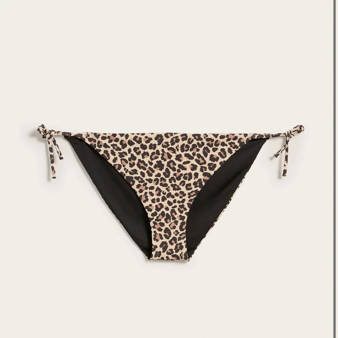 Leopardmönstrad bikiniunderdel med knyt