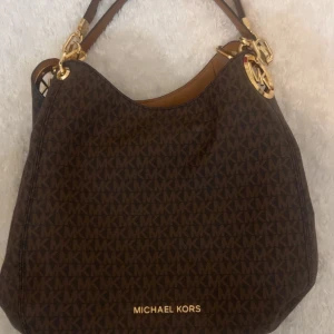  Michael Kors väska - Andvänd 2 gånger inga bristningar på väskan den är som ny. Köpt för 5000kr men säljer för 4500kr. Väldigt populär.🌟 Kan mötas upp i Stockholm så får du testa den på plats! Omslags tyget följer med när du köper väskan. 