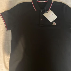 Moncler pike - Helt nytt! Storlek M Har en vit piké på samma pris! Det går och prata om priset!
