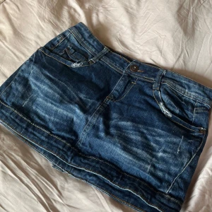 Lågmidjad jeanskjol - Snygg lågmidjad jeanskjol med broderade bakfickor! Toppenskick. Fler jeanskjolar finns i min profil + kommer snart