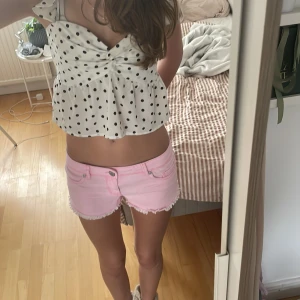 Ljusrosa jeansshorts med fransar - Säljer ett par sååå fina ljusrosa jeansshorts från Denim co och är i storlek 36/S men är lite stor i storleken. Säljer pågrund av att dom är förstora på mig.Har fransar längst ner och shortsen har låg midja, klassiska fem fickor och stängs med knapp och dragkedja. Kan diskutera pris. Hör av dig om du har några frågor eller funderingar 💕