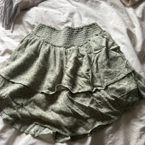 Grön volangkjol från Hollister - Supersöt ljusgrön kortkjol från hollister, med blommigt mönster, super bra skick aldrig använd💞