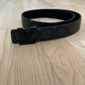 Svart bälte - Snyggt svart bälte med klassiskt monogrammönster. och har en stilren, modern look som lyfter vilken outfit som helst.