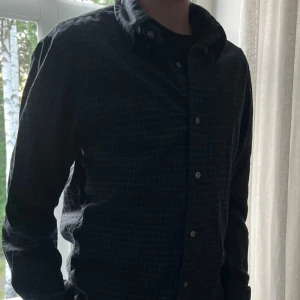 Mörkblå skjorta från Ralph Lauren - Denna skjorta är i väldigt fint skick, inga defekter! 🙌Storleken är S och är true to size. Färgen är mörkblå och grön med en rutig design, riktigt snyggt! 🤩Nypris är 1000+ vilket gör 299 till ett väldigt bra pris! Tveka inte att höra av er för funderingar eller bud! 