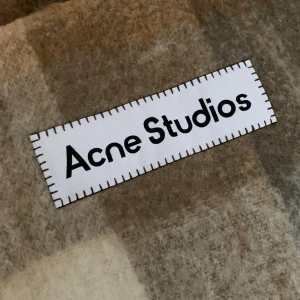 Acne Halsduk - Acne halsduk i mohair. Riktigt varm och skön till höst, vinter och vår. Köptes förra året, men var inte riktigt min stil. Nypris 2800