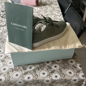 Lanvin - Säljer helt nya lanvin skor med box, dustbag och ”kvitto” ifrån Care Of Carl. Skorna är i nytt skick och inte använda en ända gång. Perfekta till sommaren och riktigt sköna. Hör av er vid frågor eller funderingar.