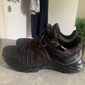 Svarta Reebok Astroride Trail GTX - Svarta Reebok Astroride Trail GTX 2.0 sneakers med slitstark mesh och GORE-TEX för vattentäthet. Grov sula för extra grepp. Perfekta för utomhusaktiviteter och trail med sportig look. Helt nya från stadium för 900kr utan prislapp. Pris kan diskuteras 