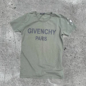 Grön Givenchy t-shirt med stjärna - fet givenchy tshirt. kontakta för mer info, bilder. NVR archive.