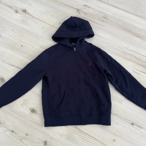 Blå hoodie Polo Ralph Lauren - Säljer denna Ralph Lauren tröjan. Skick 10/10 knappt använd |  Storlek L (14-16) | nypris 1499 kr| jag säljer denna för 990 kronor hör av er för frågor och intresse av köp gärna!