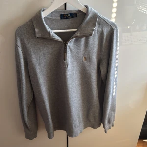 Ralph lauren quarterzip - Säljer en stilren grå halfzip från Polo Ralph Lauren. Inga defekter förutom att dragkedjan är lite seg. Superbekväm och passar till allt! Storlek: S. Men passar även M! Nypris: ca 2000. Mitt pris: 499. Skick 8/10. Hör av er vid minsta lilla✌️🍺🍻