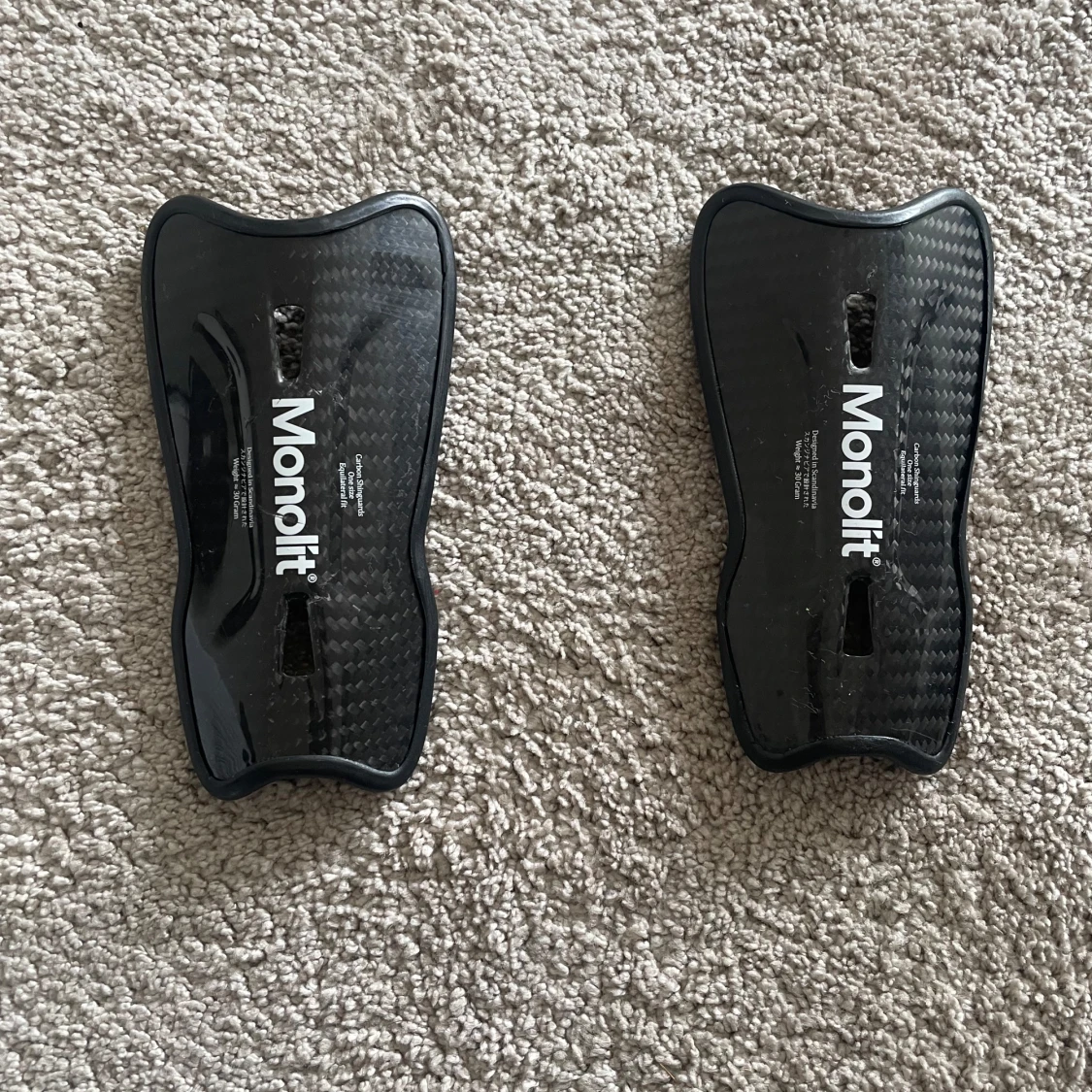 Monolit benskydd i kolfiber