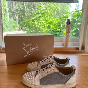 Christian Louboutin  - Riktigt snygga Christian Louboutin skor. De är grå i  och är enkla att styla. Skicket är väldigt bra. Box medkommer ej