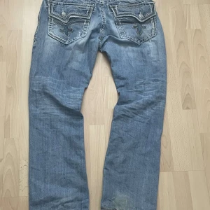 Rock revivel jeans  - Säljer dessa feta jeans pågrund att ja it använder dom o behöver pengar möts helst up så ja slipper frakta dom är 105 cm långa o 41 i midja sitter bra på både tjejer och killar 