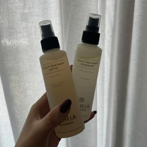 Maria Åkerberg Scalp Treatment duo - Två näringssprayer för hårbotten från Maria Åkerberg: Nettle med brännässla för hårväxt, samt Rosemary med rosmarin för att förhindra håravfall. Båda i smidiga plastflaskor med spraymunstycke, 125 ml. Perfekt för dig som vill boosta hårbotten med naturliga ingredienser. Nypris: 325 kr. Mitt pris: 200kr. Dem är nya men säljes då jag tyvärr är allergisk.