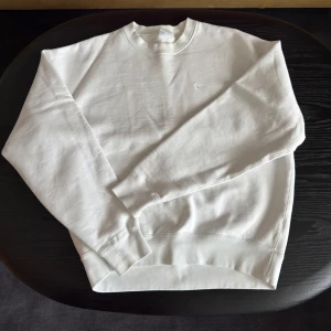 Nike Solo Swoosh Crewneck Vit | Storlek Medium - Nike Crewneck. Vit. Storlek Medium. Endast använd ett fåtal gånger. Pris 180kr