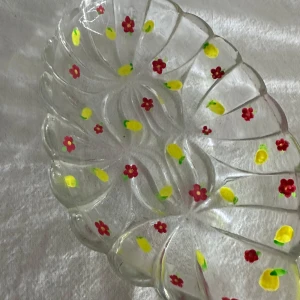 Litet snyggt fat - Ett handmålat litet fat i glas. Suuper gulligt att ha tex smycken i eller två citroner nu i sommar! Använd gärna köp nu!💗