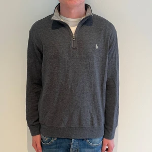 Ralph lauren half zip - Ralph lauren piké | Skick: 9,5/10 | M | Fraktar via postnord eller instabox på köparens bekostnad | Hör av dig vid minsta fråga eller fundering! 