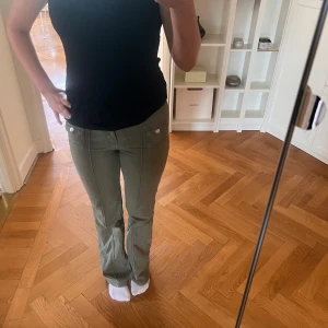 Olivgröna bootcut byxor med fickor - Snygga olivgröna byxor från Hm. Säljer du de inte kommer till användning🌸