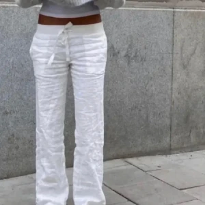 Alobha Label  linnebyxor - SÖKER STORLEK S! Söker alobha label linnebyxor i nya modellen i storlek S. Är villig att mötas upp idag (23/6 eller 24/6) i Stockholm. Betalar bra! Hör gärna av er asap om ni har ett par att sälja och är villiga att mötas upp ☺️