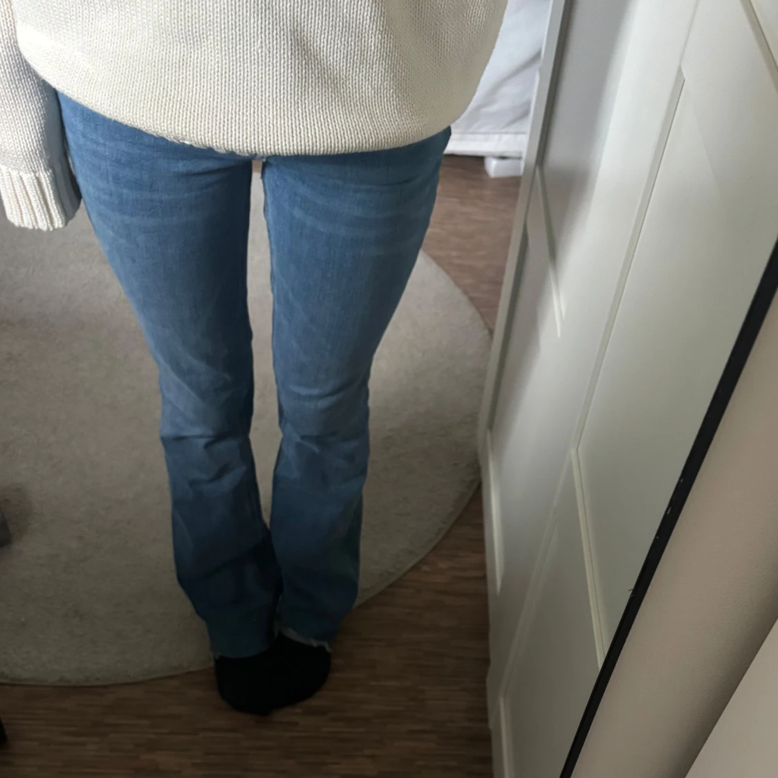 Blå bootcut jeans från Zara - 2