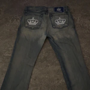 Victoria Beckham x Rock & Republic jeans - Snygga blå jeans från Victoria Beckham x Rock & Republic. Bootcut jeans. SIZE 31 i midjestorlek, och 32 i byxlängd. Bra skick!
