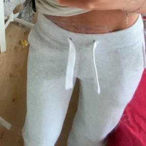 Ljusgrå mjukisbyxor från Russemerch XS 100kr billigare nya - Ljusgrå mjukisbyxor från Russemerch med raka ben och normal passform. Dom är helt oanvända och jag säljer de eftersom jag råkade köpa fel storlek. Säljer de 100kr billigare än normal pris + oanvända💓