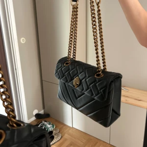 Kurt Geiger Kensington bag svart  - Kensington bag i svart från Kurt Geiger. Mycket bra skick! Höjd 19 cm längd 27 cm bandet går att ha på två olika sätt. Nypris på Zalando 3245 kr. Priset går att diskutera!! 