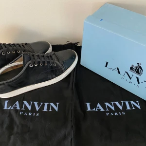 Lanvin skor - Lanvins | Storlek UK10/44 | Tillbehör: Dustbags & Box | Endast 1499:- | Tveka inte att höra av dig vid frågor | ladoelgato.resell