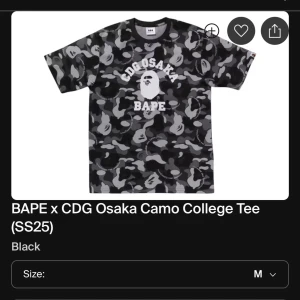 BAPE x CDG camo t-shirt svart M - Snygg svart camo t-shirt från BAPE x Comme des Garçons med klassiskt ape-head print och OSAKA-tryck på bröstet. T-shirten är helt ny och köpt nyligen i Japan, Osaka. T-shirten går endast att köpa i affären. Pris går att diskuteras!