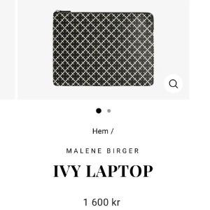 Malene Birger Ivy laptopfodral svart/vitt - Snyggt laptopfodral från Malene Birger i svart med vitt rutigt mönster. Rektangulär form med dragkedja upptill och klassisk logga över hela väskan. Perfekt för att bära din dator med stil och hålla den skyddad.