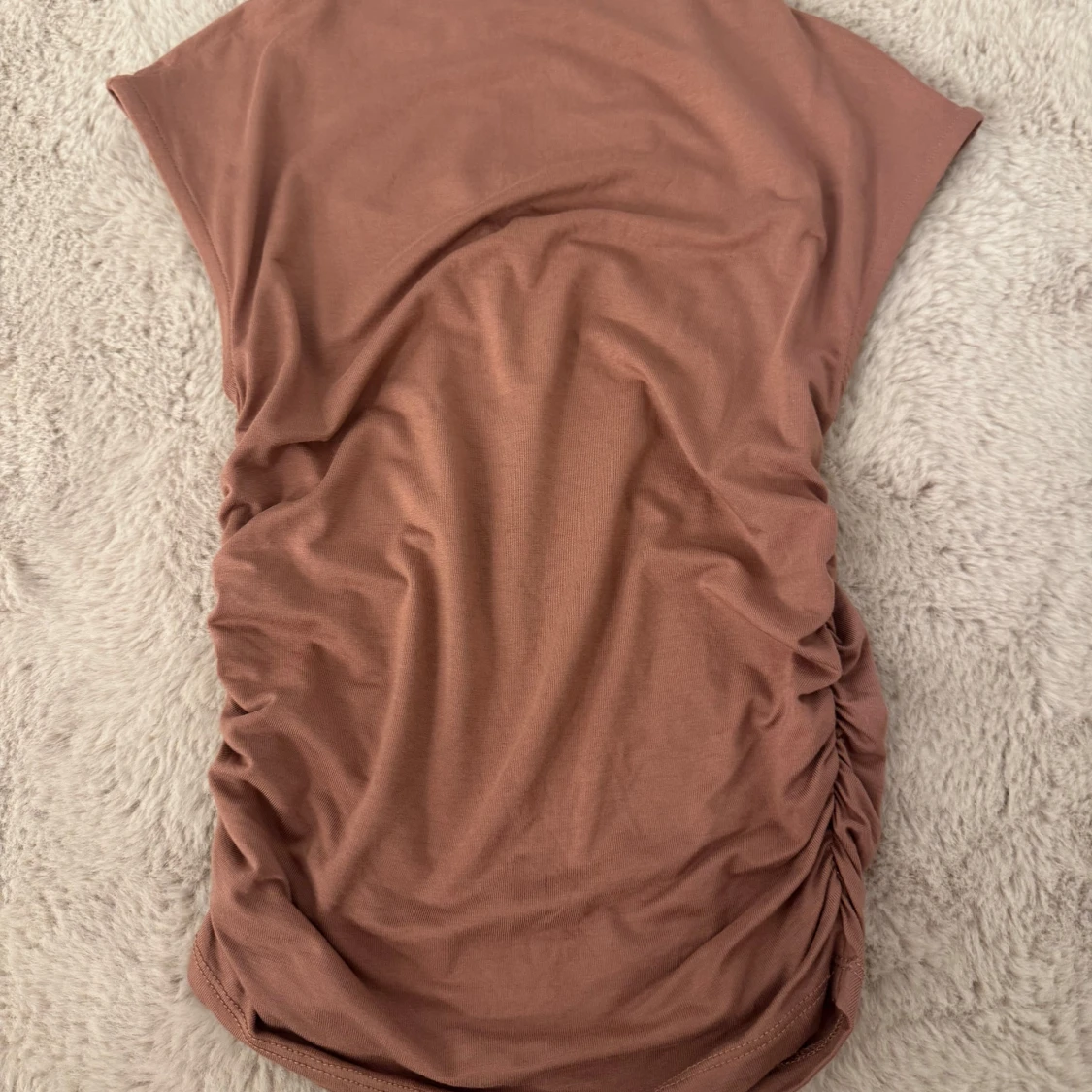 Elegant topp med rynkade sidor  - 1