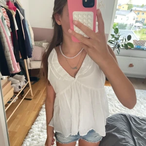 Vit blus  - Från Gina Young str 158/164 men passar xs. Köpt förra året men aldrig använd🫶🏽✌🏽💕