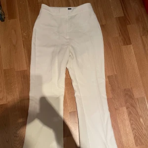 Vita kostymbyxor ZARA - Jätte fina fina kostymbyxor, utsvängda nertill🤍