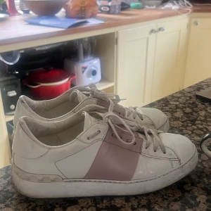 Valentino Garavani sneakers vit/rosa -  Säljer dessa jättefina Valentin skor som jag fick i födelsedagspresent. Säljer dem eftersom de har blivit för små för mig. !GÅR INTE NER NÅTT I PRIS! 