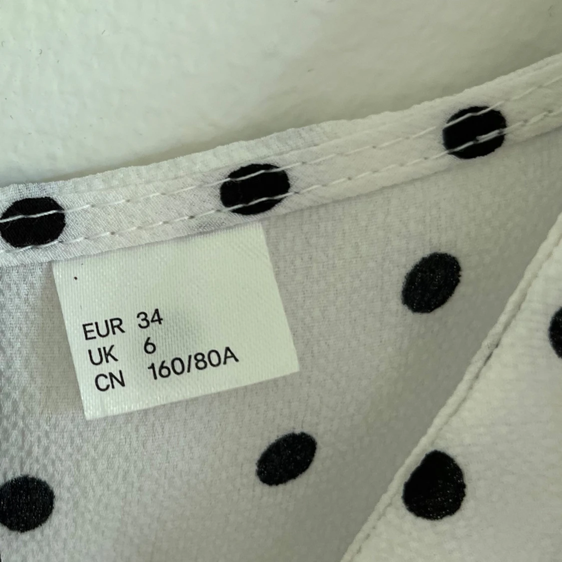 Vit prickig omlottklänning  - 1