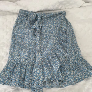 Blå kjol från Only  - Blå kjol från Only, endast använts en gång💕