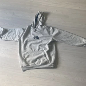 Grå hoodie från The North Face M kontakta för mer info  - Säljer en grå hoodie från The North Face i storlek M. Klassisk modell med huva, magficka och broderad logga på bröstet. Mjuk insida och ribbade muddar. Perfekt för chill dagar eller när du vill ha en enkel och clean look. .kontakta mig för mer info 