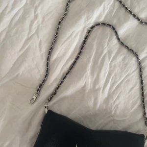 Svart Zadig & Voltaire axelväska i skinn - Säljer en svart axelväska från Zadig & Voltaire i mycket bra skick.