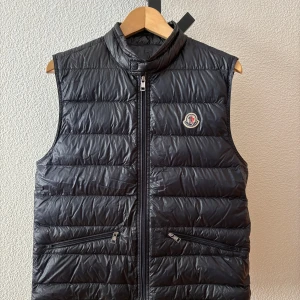 Moncler gui  - Moncler gui, size 3, skick 9/10! Pris 3390⭐️ Dustbag medföljer även! Vid frågor och funderingar är det bara att höra av sig🙌