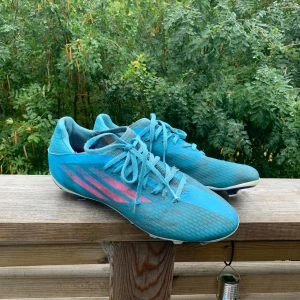 Adidas speedflow 43 1,5 - Adidas fotbollskor som är använda fast i bra skick. De är perfekta för yttrar och är väldigt tunna och sköna samtidigt som de har en bra sula som fungerar på både natur och konstgräs. Storleken är 43 1/3 pris kan diskuteras!